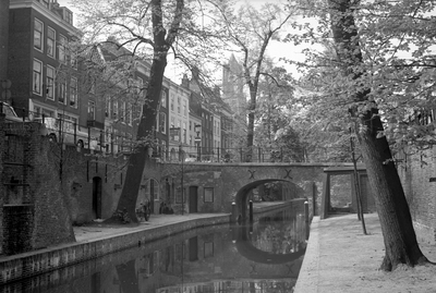 810927 Gezicht op de Nieuwegracht te Utrecht met in het midden de Quintijnsbrug.